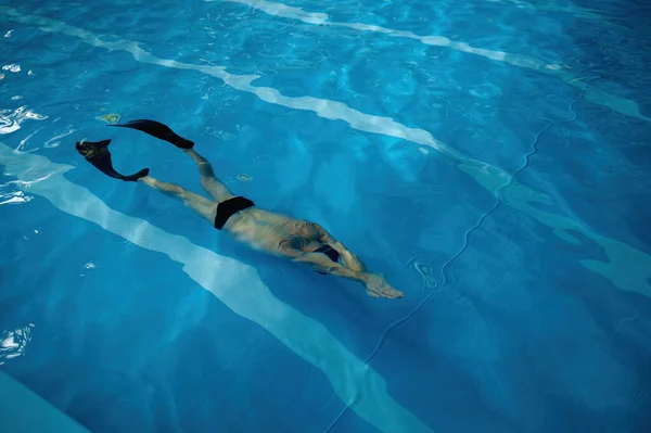 Hombre Mayor Con Gafas Gorra Aletas Nadando Estilo Libre Piscina —  Fotos de Stock