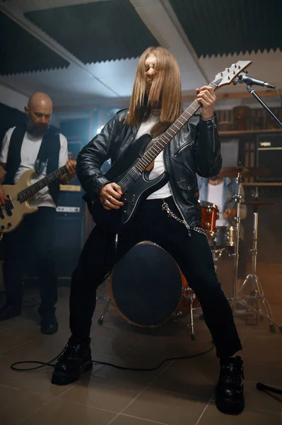 Yakışıklı Bas Gitarist Ile Rock Müzik Grubunun Tekrarı Uzun Saçlı — Stok fotoğraf