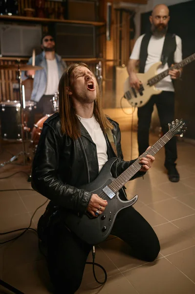 Garajındaki Rock Müzik Grubunun Tekrarı Sahnede Diz Çökerken Gitar Çalan — Stok fotoğraf