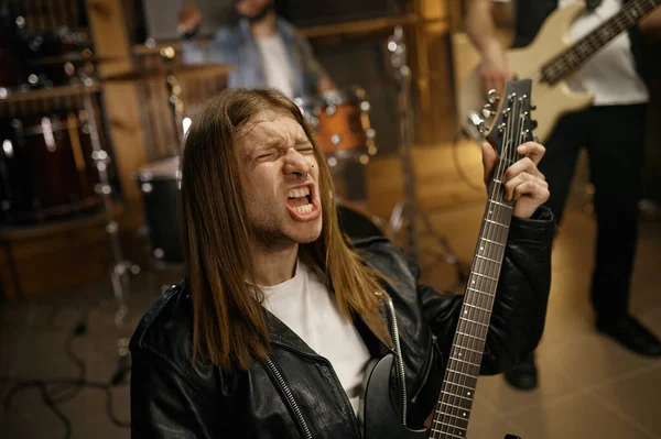 Garajındaki Rock Müzik Grubunun Tekrarı Sahnede Diz Çökerken Gitar Çalan — Stok fotoğraf
