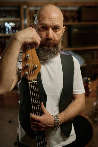 Portrét Rockového Kytaristy Hudebním Nástrojem Vousatý Zralý Muž Dívá Kamery — Stock fotografie