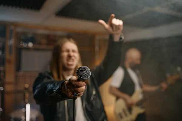 Rock Seyirciye Birlikte Şarkı Söylemeleri Için Mikrofon Veriyor Barda Müzik — Stok fotoğraf