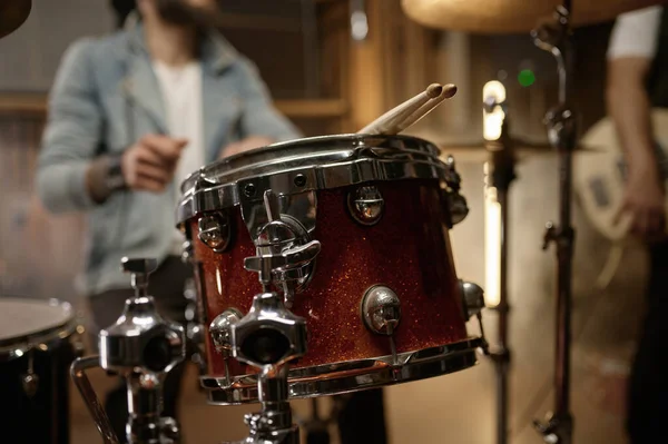 Repetitie Van Rockband Sluiten Van Drumsticks Liggend Drumstel Drummer Apparatuur — Stockfoto