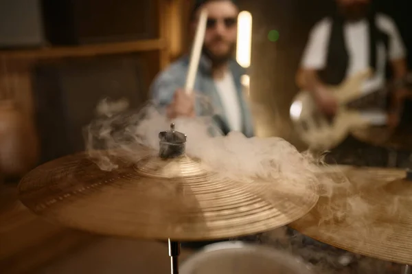 Χαλκός Τύμπανο Πλάκα Στον Καπνό Ντράμερ Παίζει Ροκ Heavy Metal — Φωτογραφία Αρχείου