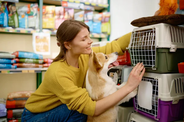 Cheerful Young Woman Customer Dog Pet Shop Choosing New Carrier — Stock Photo, Image