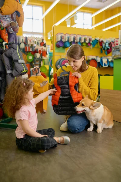 Young Mother Little Daughter Choosing New Outwear Corgi Dog Pet — Stock Photo, Image