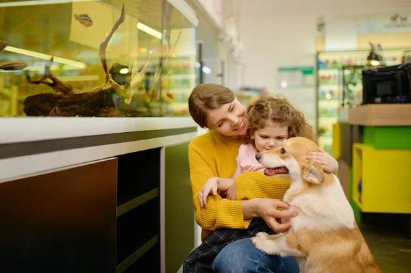 Gelukkige Familie Dierenwinkel Met Hun Liefhebbende Corgi Hond Moeder Dochter — Stockfoto