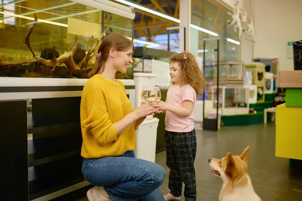 Portrait Happy Mother Little Daughter Bought Fish Pet Shop — Stock Photo, Image