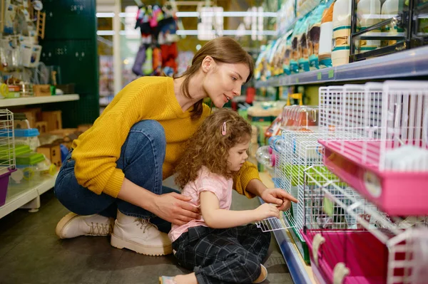 Kızıyla Birlikte Gülen Kadın Evcil Hayvan Dükkanında Hamster Diğer Kemirgenleri — Stok fotoğraf