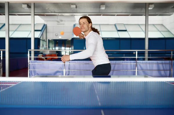 体育俱乐部年轻乒乓球运动员训练的肖像 嬉皮士喜欢乒乓球练习技巧 — 图库照片