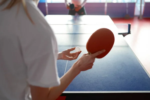 Vista Recortada Mujer Jugando Ping Pong Ping Pong Club Deportivo —  Fotos de Stock