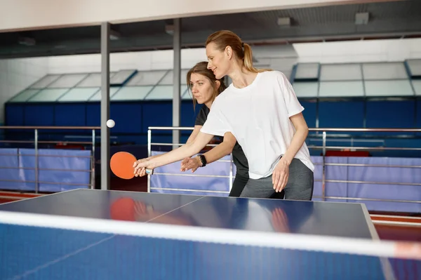 Yetişkin Kadın Eğitmen Bayan Öğrenciye Masa Tenisi Öğretiyor Spor Yaşam — Stok fotoğraf