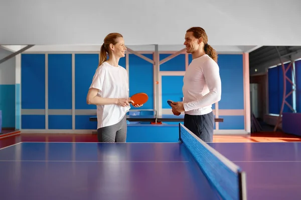 卓球の練習中に男女の卓球選手が休憩し 笑顔で話し合います スポーツ 友情の概念 — ストック写真