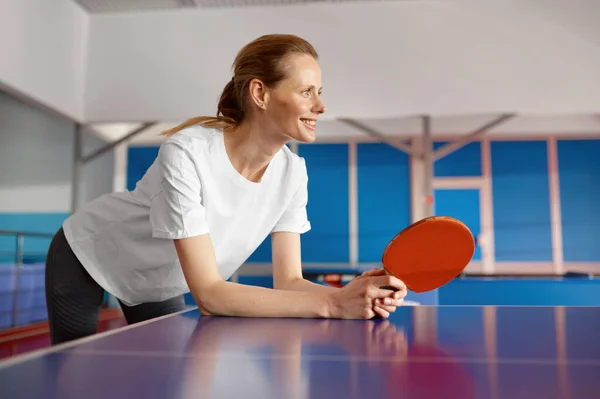 幸せな笑顔若いです女性保持ラケットで手リング以上テニステーブル待っていますのためにゲーム開始 — ストック写真