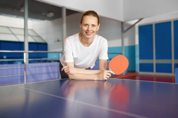 Leende Ung Kvinna Håller Racket Handen Lutar Sig Över Tennisbord — Stockfoto
