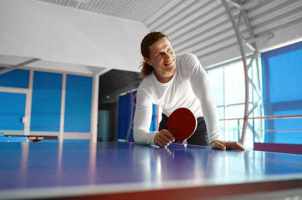 Tenis Masasında Oturduktan Sonra Dinlenen Sporcu Memnundu Elinde Raket Tutan — Stok fotoğraf