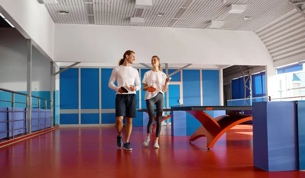 在乒乓球俱乐部上完培训课后 男女朋友们一起散步聊天 两名乒乓球选手分享感情 — 图库照片