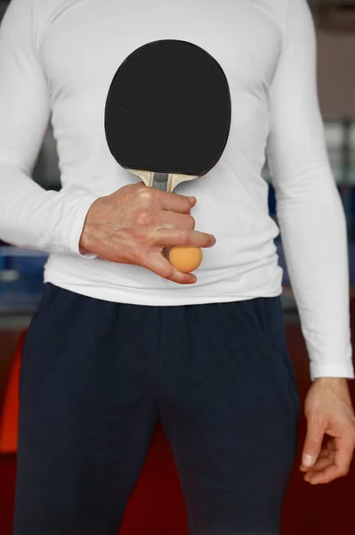 男性の手にテーブルテニスラケットとボールの作物のショット ピンポントレーニングクラス スポーツの完了とチャンピオンシップの概念 — ストック写真