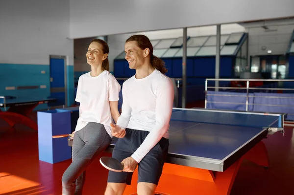 Man Vrouw Tafeltennisser Nemen Pauze Ping Pong Praktijk Glimlachen Met — Stockfoto