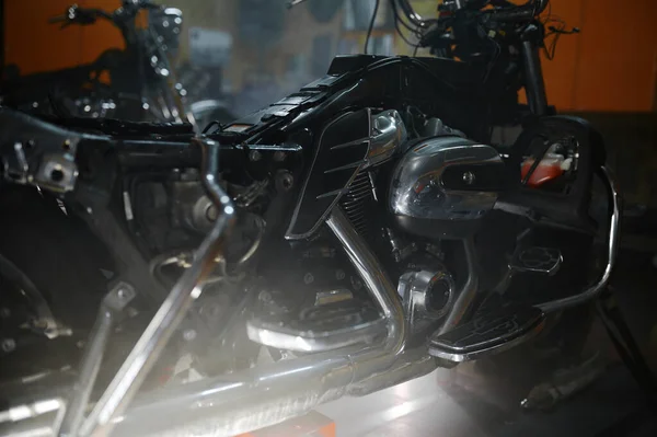 Primer Plano Bloque Motor Motocicleta Potente Moderno Tubos Escape Cromados —  Fotos de Stock