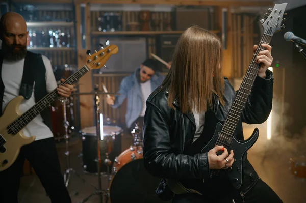 밴드와 잘생긴 베이스 연주자의 재결성 기타로 음악을 연주하는 머리를 — 스톡 사진