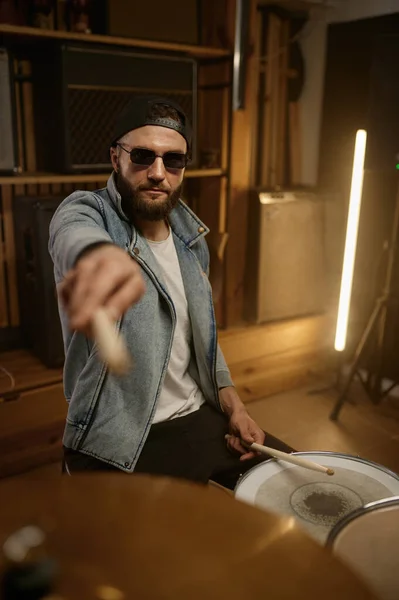 Stilvoller Männlicher Schlagzeuger Modischem Outfit Und Sonnenbrille Der Den Schlagstock — Stockfoto