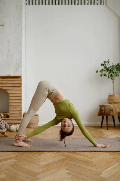 Yerde Yoga Esneme Egzersizi Yapan Genç Bir Kadın Refah Sağlıklı — Stok fotoğraf