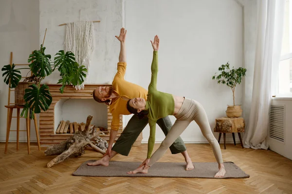 Pareja Hombres Mujeres Jóvenes Practicando Yoga Juntos Pie Pose Triangular — Foto de Stock