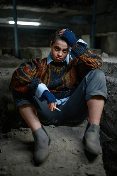 Retrato Una Adolescente Deprimida Mendigo Sintiendo Decepción Sentado Fumando — Foto de Stock