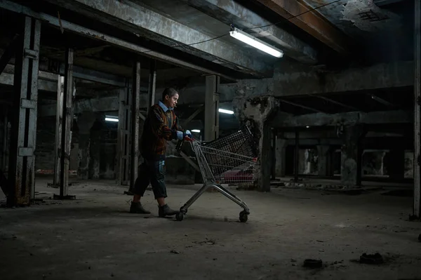 Betrunkene Junge Obdachlose Schiebt Einkaufswagen Mit Habseligkeiten Nachts Verlassenem Altbau — Stockfoto