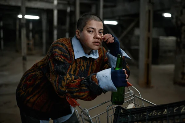 Портрет Несчастной Пьяной Женщины Иммигрантки Попрошайки Пьющей Пиво Опирающейся Тележку — стоковое фото