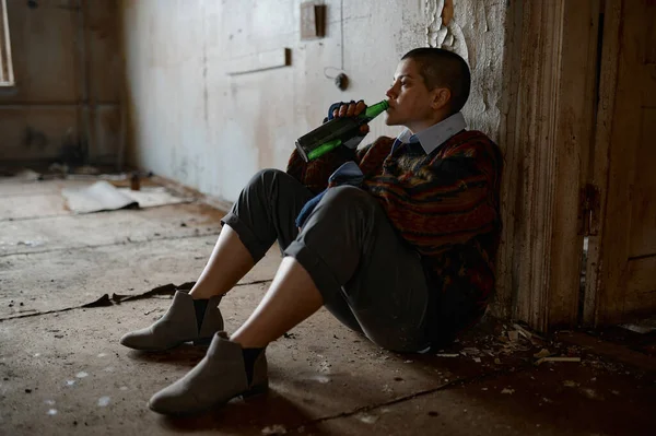 不幸的失业无家可归的妇女喝啤酒坐在地板上 梦想着最好的生活 — 图库照片