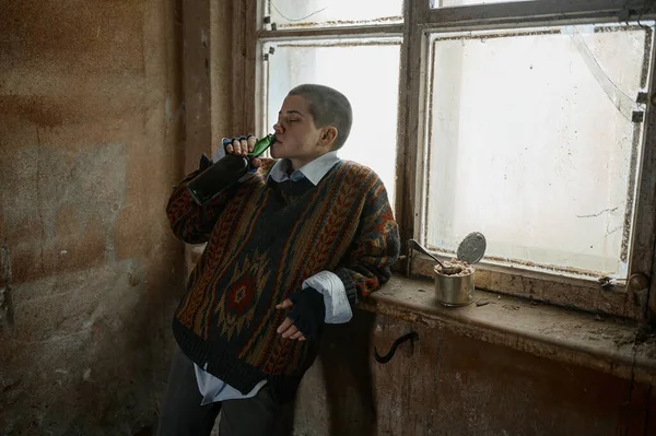 Samotna Nastolatka Pijąca Piwo Uzależniona Alkoholu Stojąca Opuszczonym Pokoju — Zdjęcie stockowe