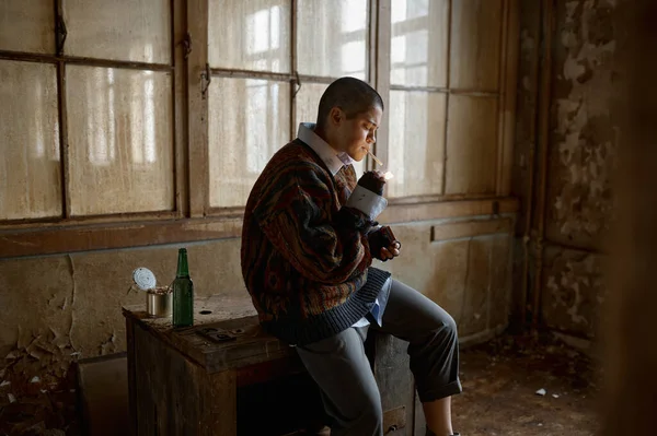 Porträt Einer Jungen Frustrierten Obdachlosen Die Eine Zigarette Raucht Und — Stockfoto
