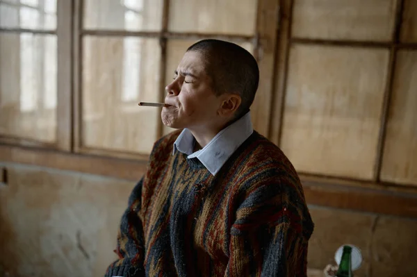 Portrait Young Frustrated Abused Homeless Woman Smoking Cigarette Feeling Depression — Stock Photo, Image