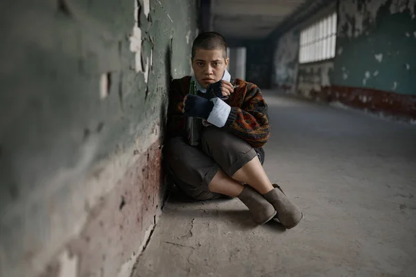 Gestresste Junge Bettlerin Sitzt Verängstigt Auf Dem Boden Und Blickt — Stockfoto