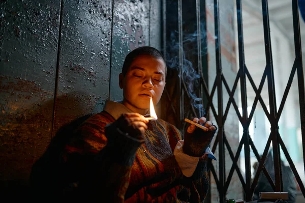 Бездомная Курильщица Держит Сигарету Глядя Горящую Спичку Руке Зависимая Девочка — стоковое фото