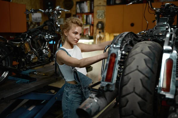 Skupiona Mechanik Rowerowa Kobieta Pracująca Serwisie Rowerowym Młoda Ładna Kobieta — Zdjęcie stockowe