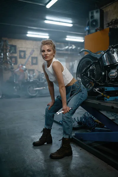 Красивая Молодая Женщина Механик Сидит Мотоцикле Мастерской — стоковое фото