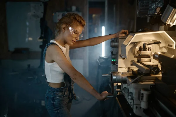 Ung Blond Kvinna Mekanisk Ingenjör Arbetar Med Manuell Svarv Maskin — Stockfoto