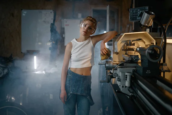 Junge Frau Jeans Und Schutzbrille Nach Arbeit Drehmaschine Der Werkstatt — Stockfoto