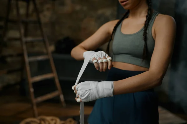 Крупный План Женщины Боксера Спортивном Костюме Завернувшей Руки Бинт Стоящей — стоковое фото