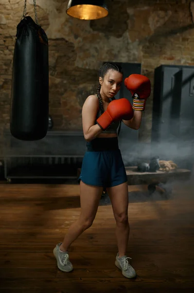 Жіночий Боксер Практикує Удари Боксерських Рукавичках Які Виглядають Концентрованими Впевнено — стокове фото