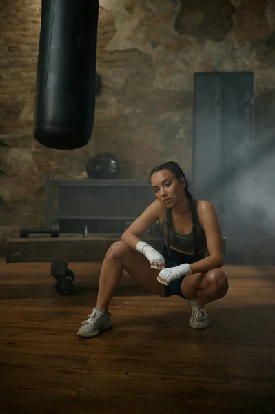 Portrét Atraktivní Boxerky Nebo Kickboxerky Teplákové Soupravě Podkrovní Tělocvičně Bojová — Stock fotografie