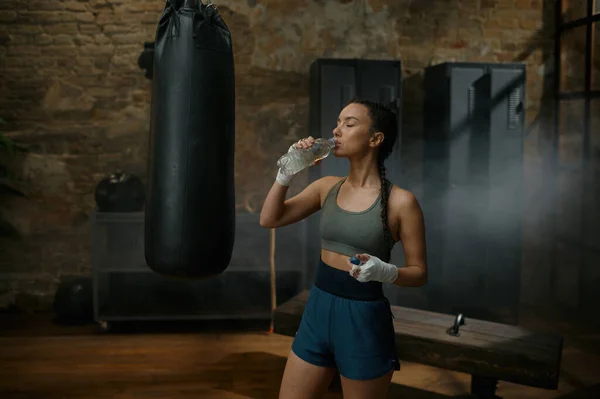 Νέοι Fitness Γυναίκα Πυγμάχος Πόσιμο Νερό Από Πλαστικό Μπουκάλι Σβήνοντας — Φωτογραφία Αρχείου