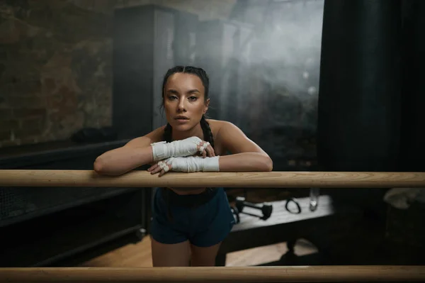 Hezká Mladá Žena Boxer Odpočívá Boxerském Ringu Připraven Cvičení Unavený — Stock fotografie