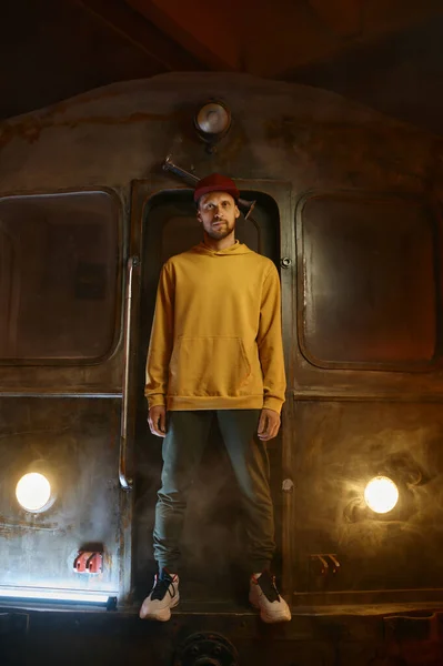 Breakdancer Hipster Boy Står Vid Urban Tunnelbana Tåg Modernt Freestyle — Stockfoto