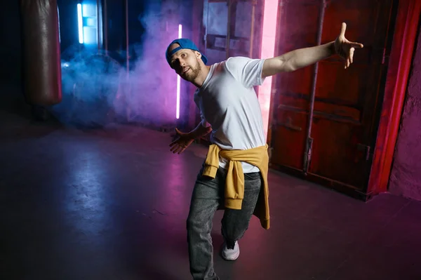 Menő Boldog Hip Hop Utcai Táncos Divatos Ruhákban Táncol Tetőtéri — Stock Fotó