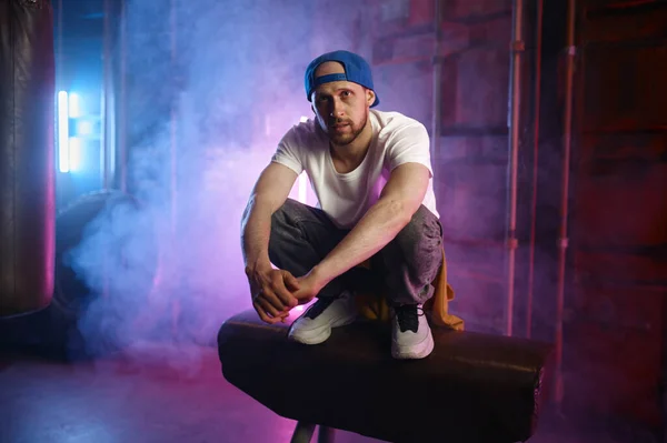 Junge Erwachsene Männliche Hiphop Tänzer Sitzen Stylischer Straßenkleidung Konzept Aus — Stockfoto