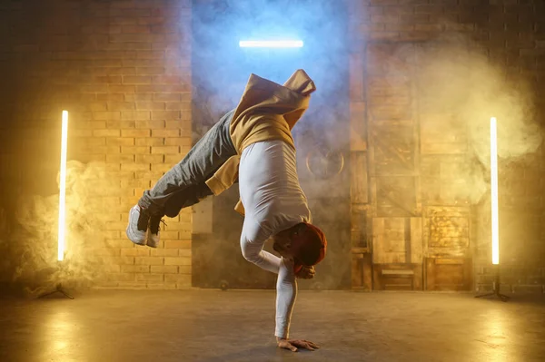 Masculino Artista Callejero Boying Realizar Breakdance Entrenamiento Activo Haciendo Acrobática — Foto de Stock